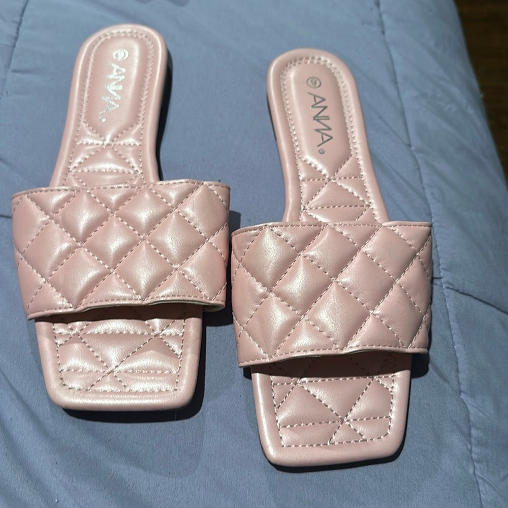 A light  pink sandals